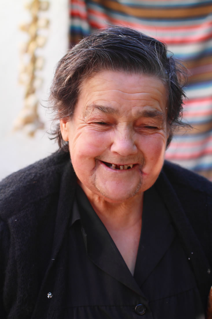 Señora mayor sonriendo en la panadería